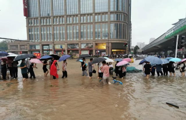 河南千年一遇的大暴雨停下之前，作為普通人，我們可以做什么？